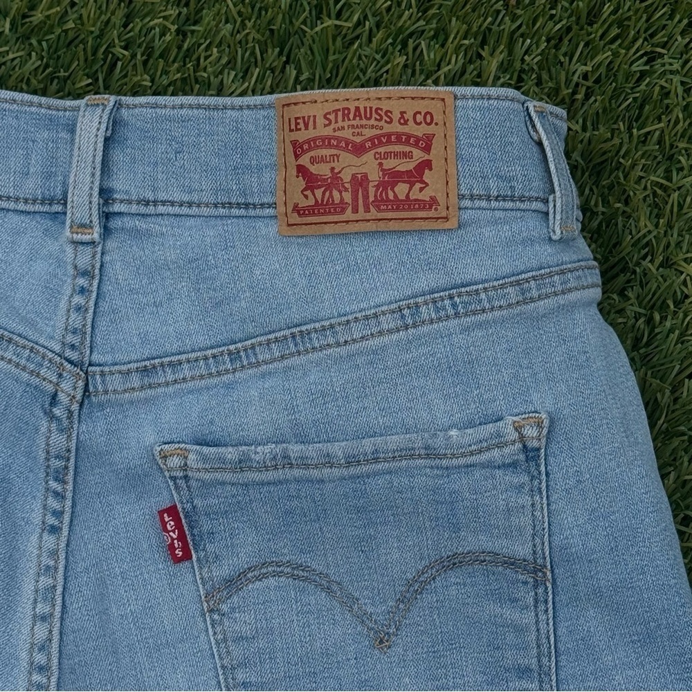 Levi’s Classic Bermuda Shorts - Picture 8 of 10